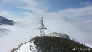 大山包雪景中的电塔航拍4K